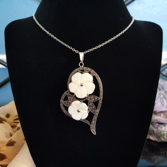 WHITE SALE❣Mother of Pearl Flowers n Heart Pendant - Picture 7 of 7